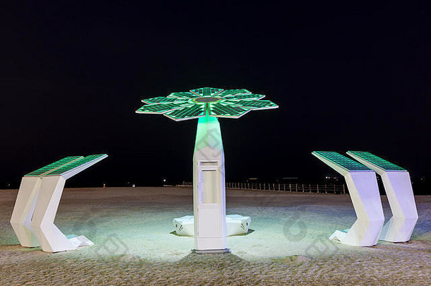 阿拉伯联合酋长国迪拜Umm Suqeim海滩的太阳能海滩淋浴