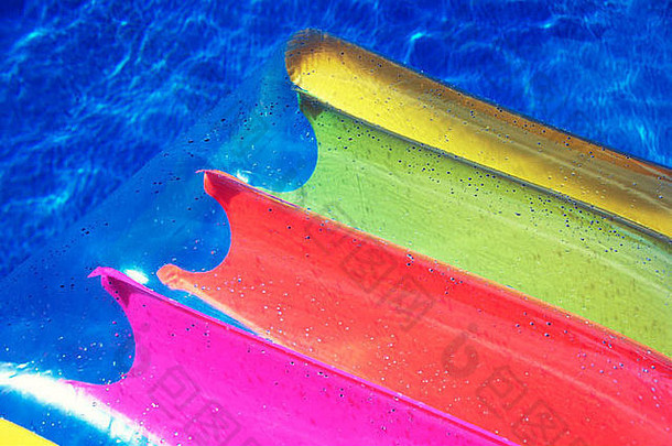 色彩鲜艳的色彩斑斓的lilo游泳池
