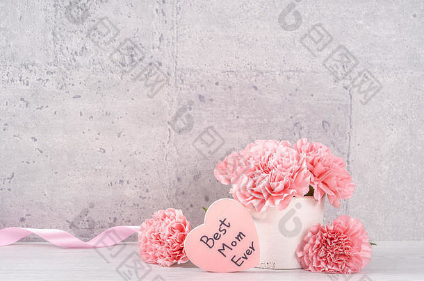 母亲节手工礼品盒惊喜祝福摄影-美丽盛开的康乃馨，<strong>粉色</strong>丝带盒，隔离在灰色墙纸设计上，关闭