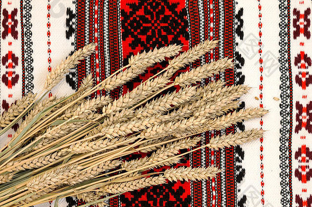 乌克兰民族传统装饰背景下的小麦
