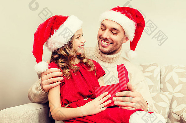 微笑的父亲和女儿打开礼品盒