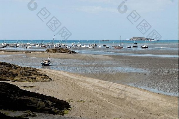 法国布列塔尼的圣雅库特·德拉梅尔周围的风景，低潮时船只躺在沙滩上