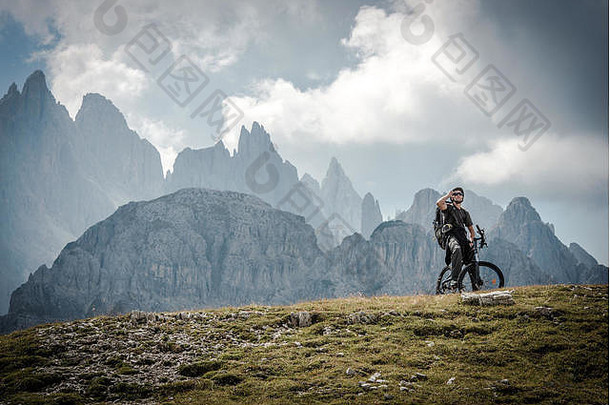 高山自行车骑高加索人运动员骑风景优美的山景观