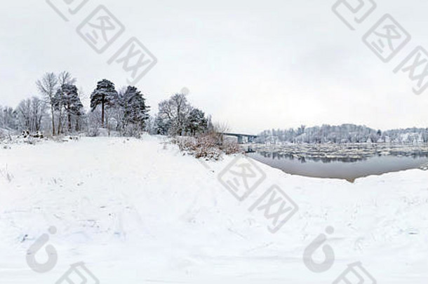 河流附近被白雪覆盖的森林中的冬季全景。全球面360×180度无缝全景，采用等矩形投影。天<strong>空盒</strong>f