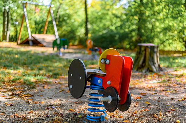 德国的儿童游乐场，背景为各种摇摆秋千和拉链。