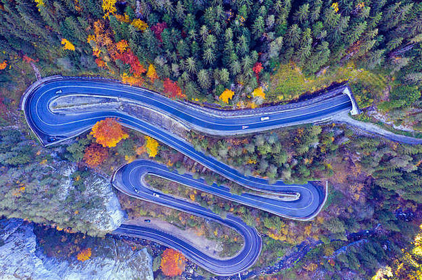 上图：峡谷中穿过秋天森林的弯曲道路。比卡兹峡谷是罗马尼亚两个历史地区之间的一<strong>条</strong>狭窄<strong>通道</strong>。