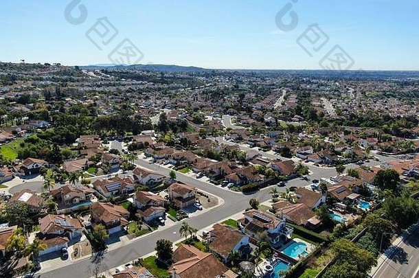 美国加利福尼亚州圣地亚哥，阳光明媚的日子里，典型郊区<strong>社区</strong>的鸟瞰图，大型别墅相邻。住宅区房屋鸟瞰图