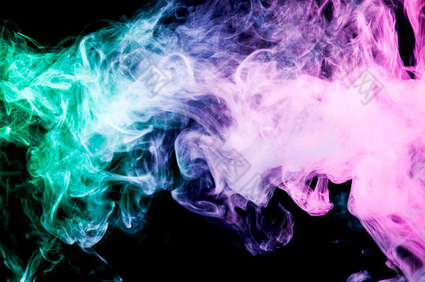 黑色孤立背景上<strong>浓浓</strong>的粉红色、蓝色、紫色、绿色的彩色烟雾。来自vape烟雾的背景