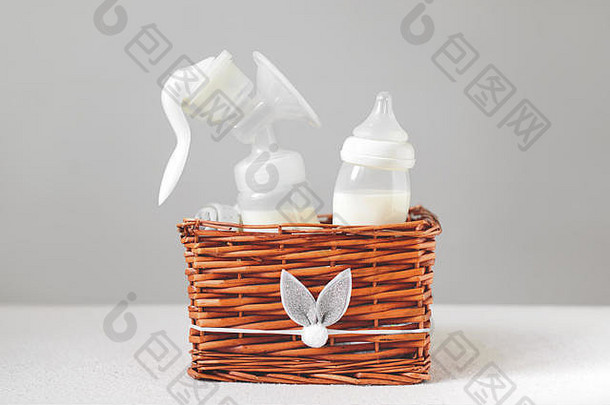 吸奶器和装在草篮中的婴儿奶瓶。免费拷贝空间。