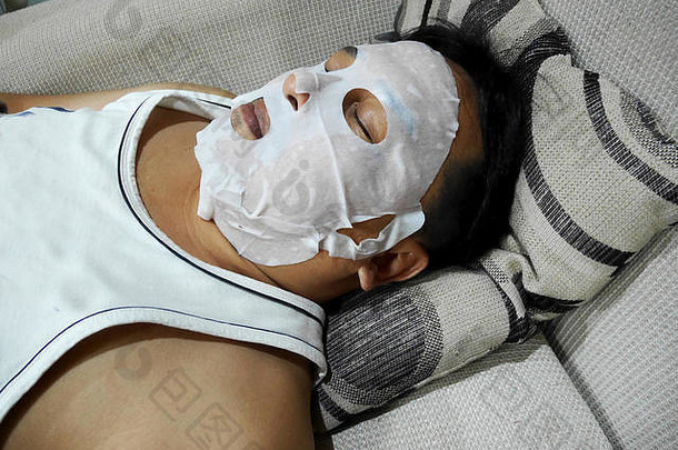 泰国男人。睡觉治疗脸面具房子nonthaburi泰国