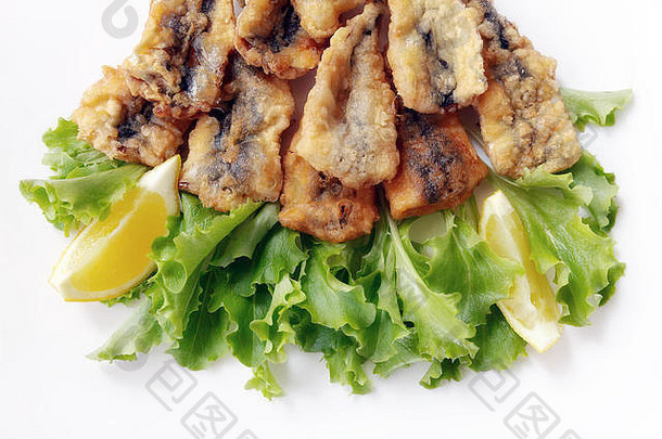典型的菜那不勒斯厨房意大利凤尾鱼面包面粉蛋炸花生石油准备好了餐陪同绿色沙拉