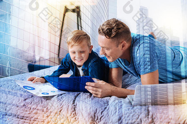 正高兴的孩子看着电脑