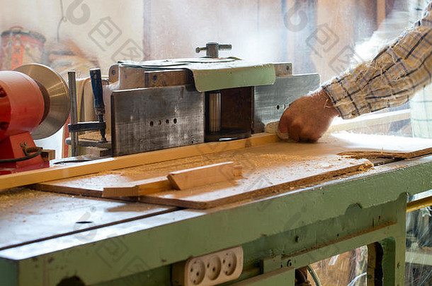 木匠用木屑将工具放在木桌上。圆<strong>锯</strong>。切割木板
