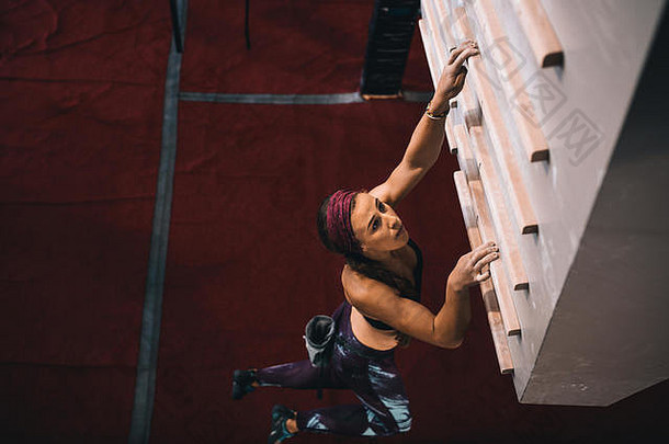 女人练习墙攀爬校园董事会女人攀爬校园董事会墙攀爬健身房