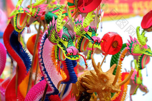 五颜六色的中国龙玩具，用于中国新年。