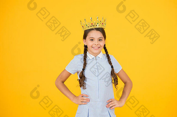 加入豪华舱。在教育上取得成功。庆祝成功。快乐的女学生戴着金色的王冠，象征着成功。成功和尊重。小公主。学校儿童激励奖。