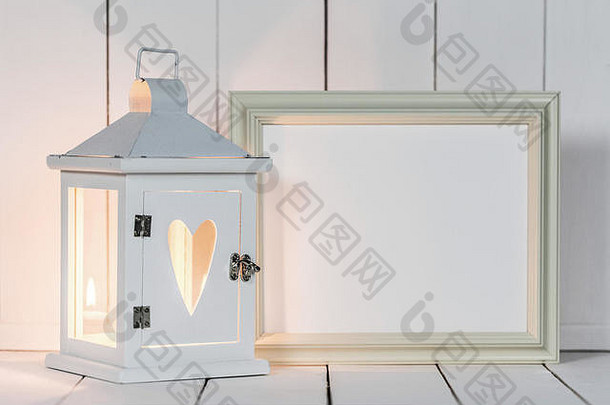 白色<strong>木</strong>质背景上装饰有心形和画框的蜡烛灯