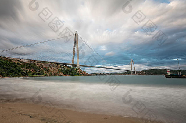 用钕滤光片长时间曝光。第三桥或雅武兹苏丹塞利姆桥。土耳其伊斯坦布尔。