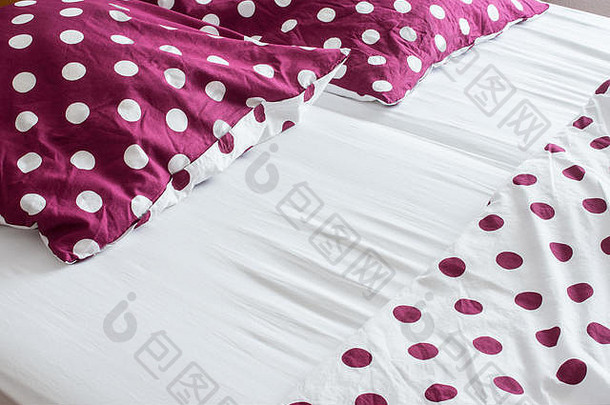 床单、毯子和枕头，布上有白色和紫色斑点