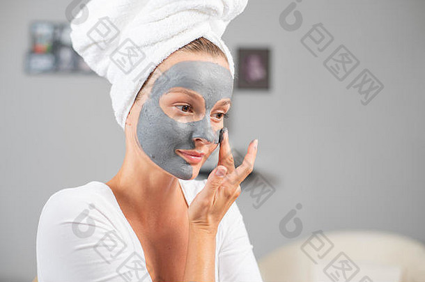 美丽的女人正在涂泥塑面膜。美容护肤，女人在家买洁面面膜