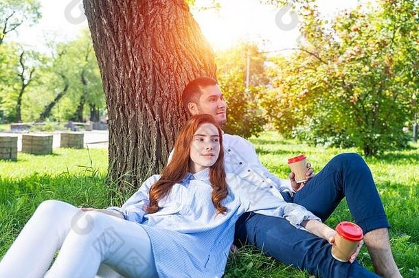 年轻的夫妇放松咖啡树
