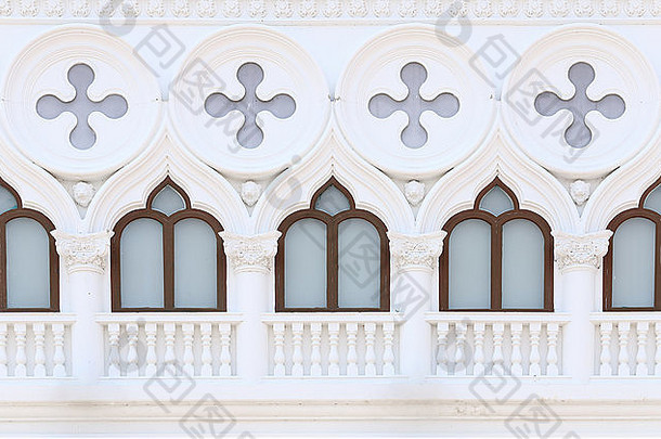 带墙壁背景的复古窗户（威尼斯或意大利风格）