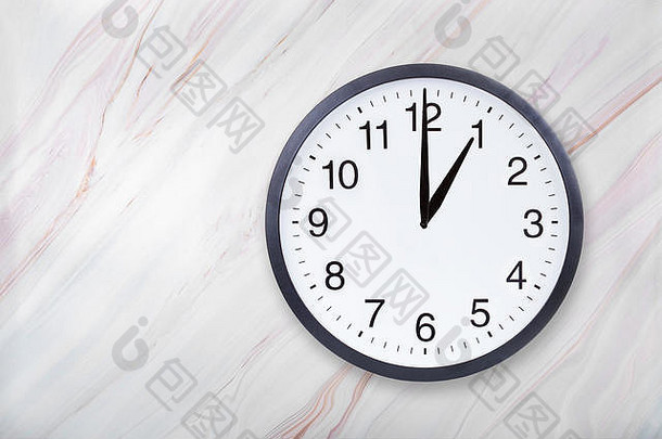 大理石纹理上的挂钟显示一点钟。办公时钟显示下午1点或凌晨1点