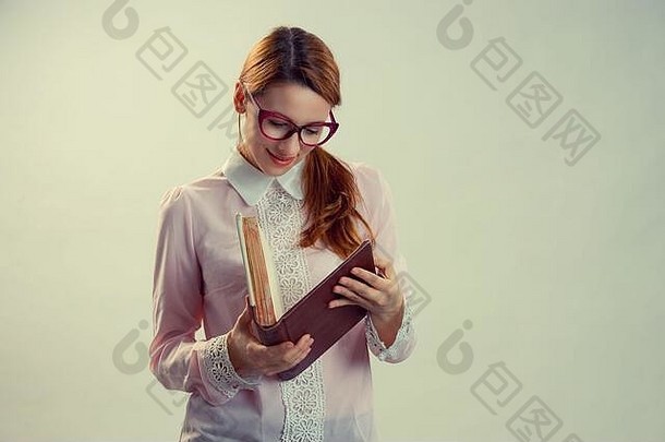 一个30岁到40岁的年轻漂亮女人，手里拿着一本旧书。文本广告的免费空间