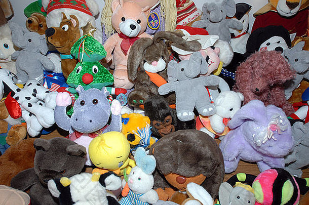 慈善筹款活动期间为<strong>贫困儿童</strong>收集了成堆的毛绒玩具