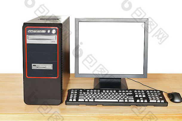 黑色桌面电脑，带切割屏幕的显示器，键盘，鼠标在白色背景上隔离的木桌上