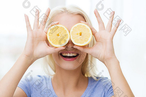 快乐女人有趣的覆盖眼睛柠檬