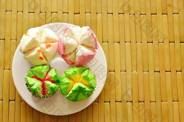 各种各样的色彩斑斓的棉花蛋糕纸菜