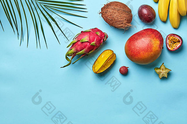 夏天作文成熟的甜蜜的异国情调的水果棕榈分支机构蓝色的背景空间文本平躺
