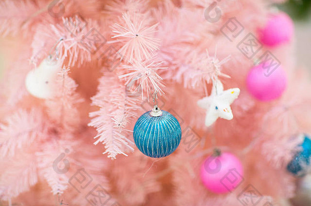 圣诞树粉红色装饰的装饰品。圣诞快乐，新年快乐。圣诞节的概念。侧视图。假日背景