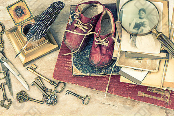 古董书、<strong>照片</strong>、钥匙和书写配件。童鞋怀旧静物。复古风格色调图片