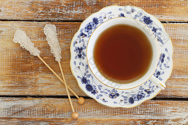 茶古董瓷杯糖棒乡村木表面