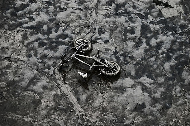 一辆儿童自行车躺在泰晤士河的河床上休息