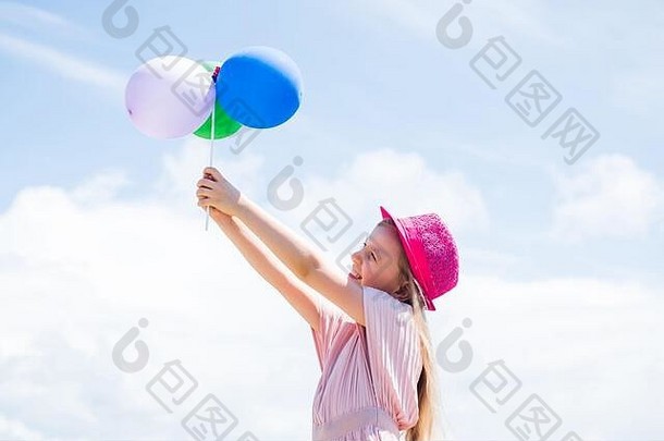 终生铭记。有气球的快乐孩子。<strong>儿童</strong>节快乐。童年的快乐。自由和想象的概念。有趣的女孩在暑假里玩得很开心。快乐的孩子玩气球。