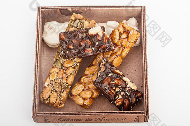 杏仁牛轧糖、蜂蜜和巧克力turron条，白色隔离