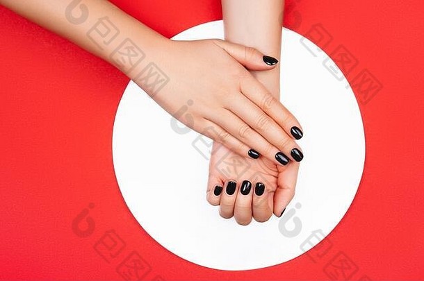创意红色和银色背景上的黑色指甲。平铺式。