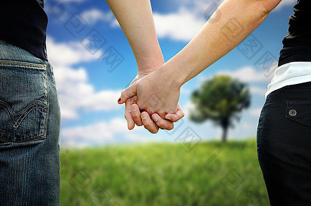 一对夫妇手牵手，一棵树