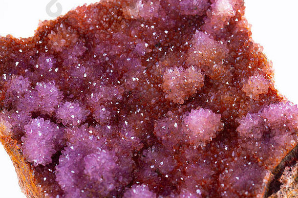 水晶石头宏矿物紫色的粗糙的紫水晶石英晶体白色背景