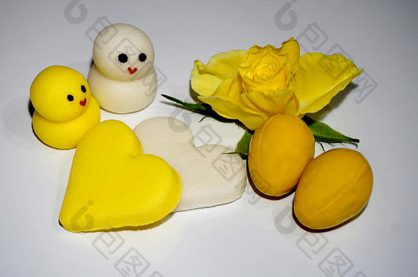 黄色和白色的杏仁饼饼干用于复活节装饰，背景为黄色玫瑰色
