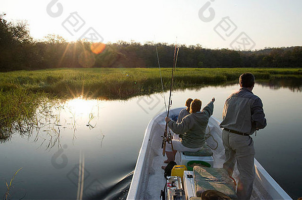 游客在津巴布韦的卡里巴湖钓鱼