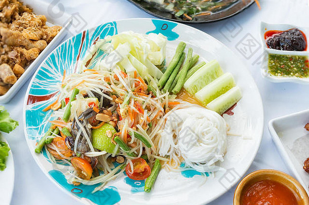 餐厅提供绿木瓜沙拉或泰国菜