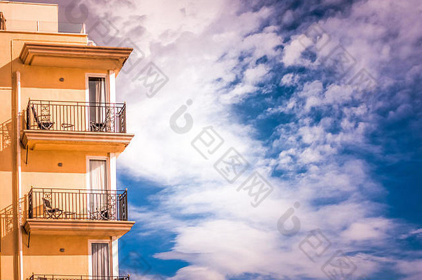 现代建筑部分阳台蓝色的天空