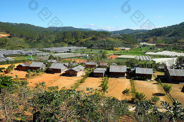 越南，达拉特-12月30日：达拉特乡村令人惊叹的景象，农田中的木屋群，洛杉矶为越南穷人提供的住房