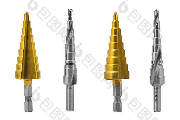 锥形阶梯钻头组。银色钢制钻头，用于钻不同尺寸的孔。螺旋或直槽刀具。金色钛涂层。