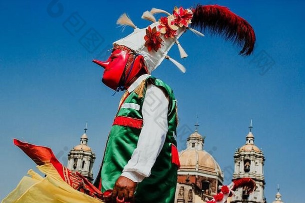 在墨西哥狂欢节上，墨西哥舞者身穿传统的墨西哥<strong>民俗</strong>服饰，色彩丰富
