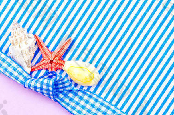 节日礼品卡，中间有蓝结和彩带，紫色和蓝色背景，三个贝壳，有足够的文字空间